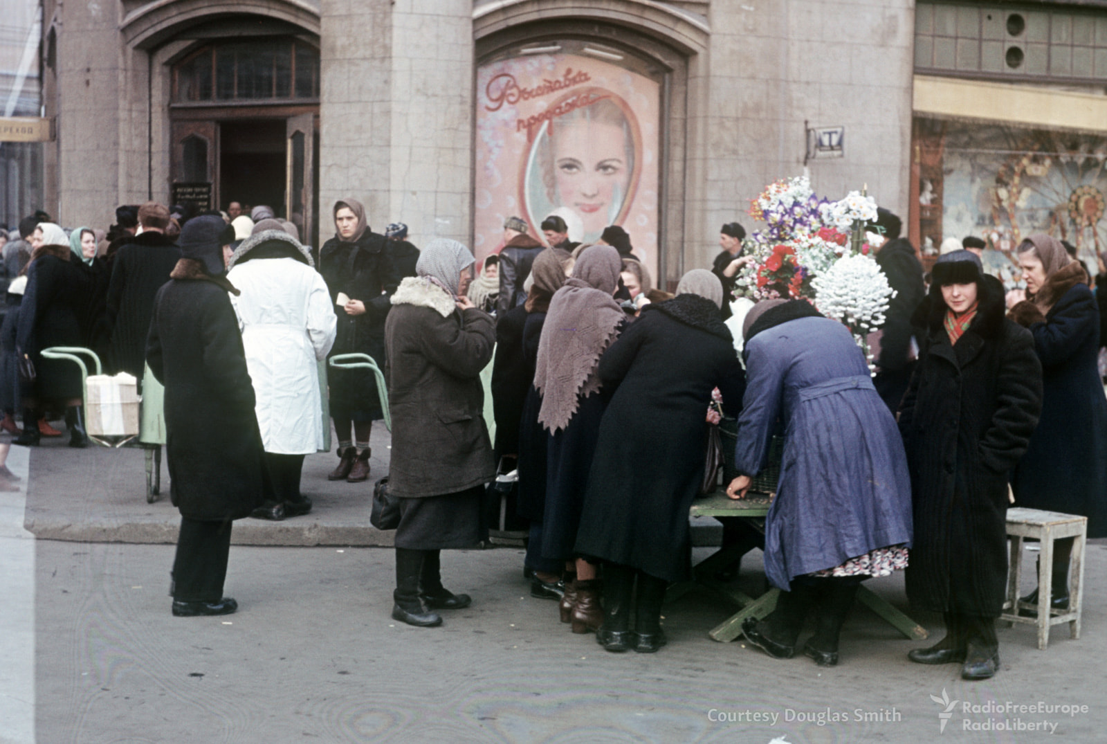 Продажа цветов на площади Свердлова (Театральной)&nbsp;