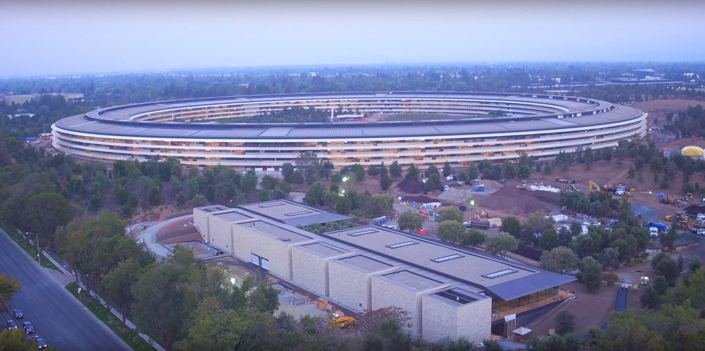 Помимо главного здания и атриума в Apple park будут семь кафе (одно из них &mdash; трехэтажное, на 3 тыс. человек), оздоровительный фитнес-центр площадью 9 тыс. кв. м, научно-исследовательская лаборатория и парки с прогулочными дорожками и цветниками