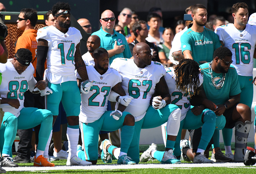 Некоторые футболисты Miami Dolphins поддержали своих коллег


