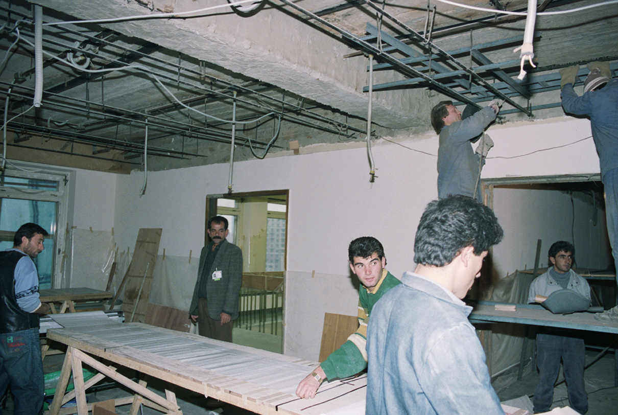 Рабочие во время восстановительного ремонта Белого дома
