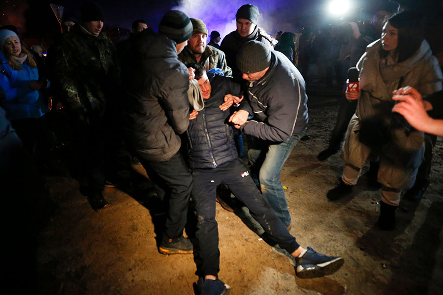 Ночью протесты перешли в столкновения с полицией
