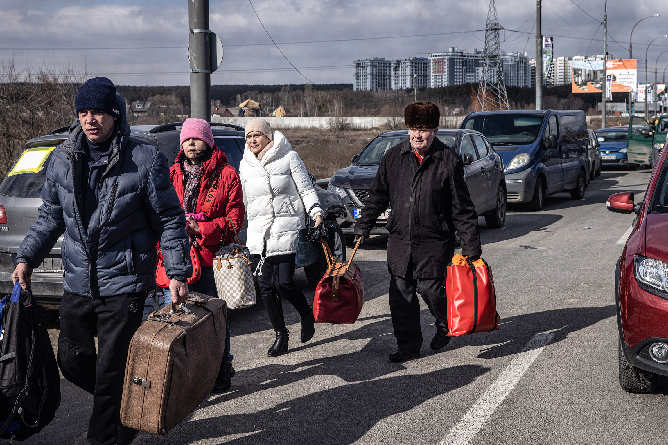 Жители городов Ирпень и Буча, Киевская область, покидают населенные пункты, 10 марта.
По данным УВКБ ООН на 18 марта, Украину покинули 3,2 млн человек