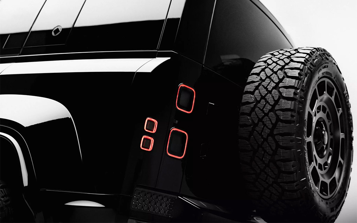 Land Rover Defender Octa Black