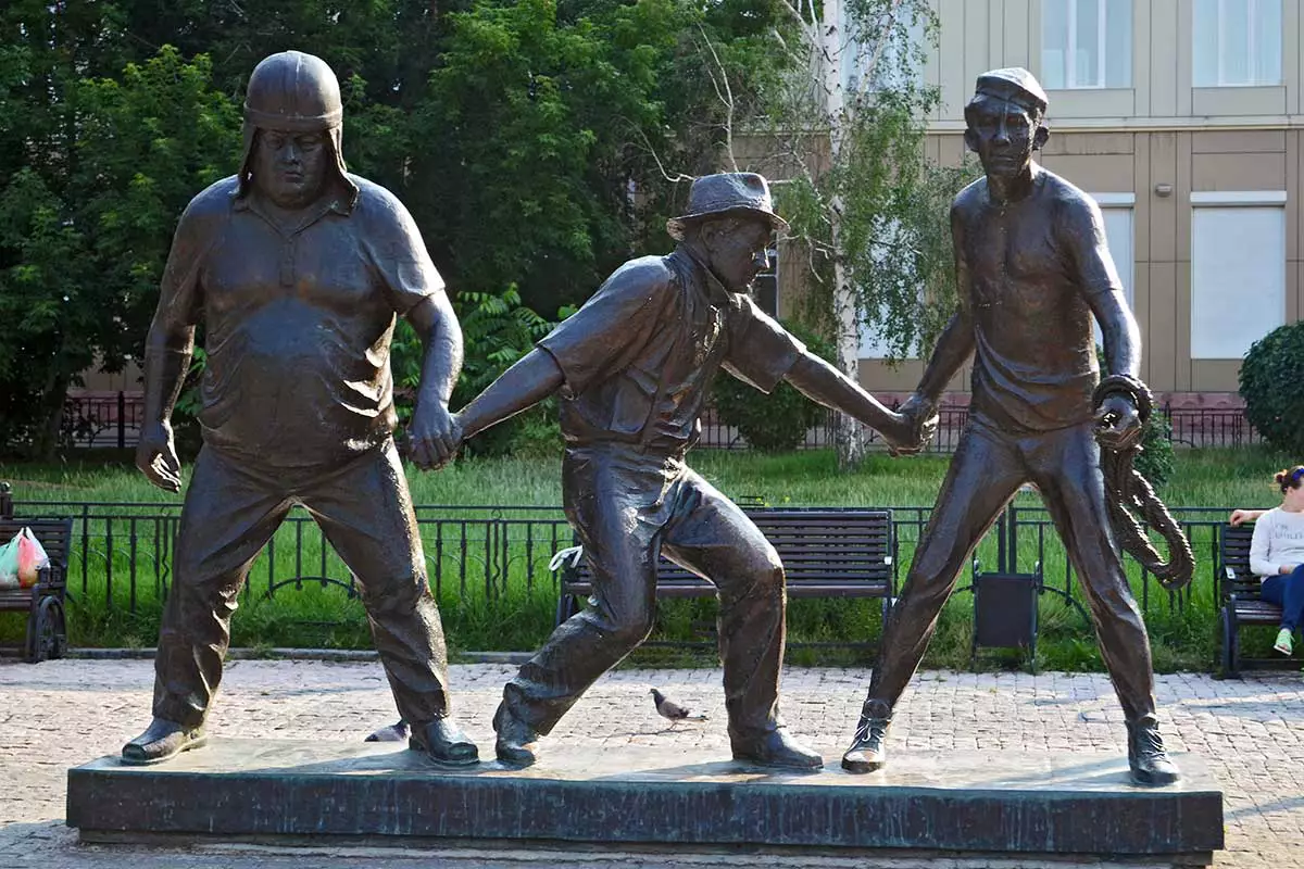 Памятник героям фильма, Бывалому, Трусу и Балбесу, установлен в Иркутске.  