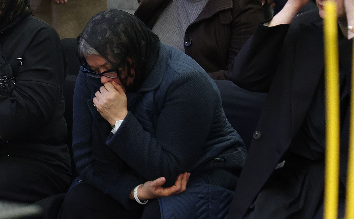 Мать актера Романа Попова Светлана.