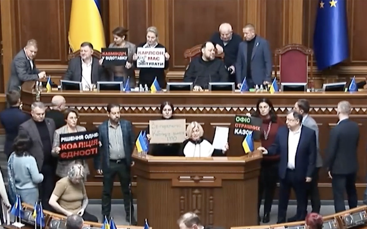 Депутаты партии Порошенко второй день подряд заблокировали трибуну Рады