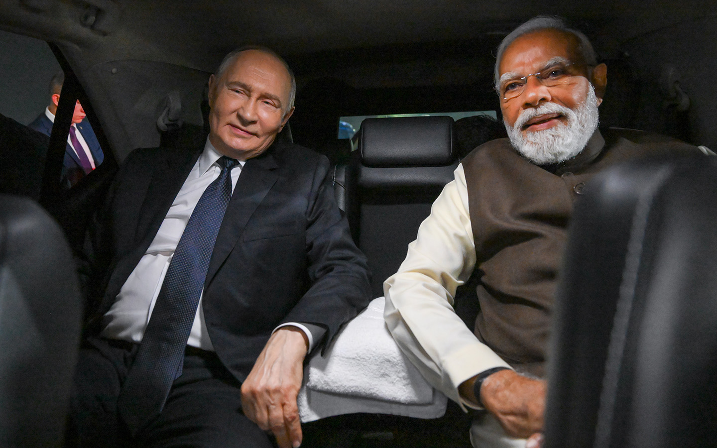 Президент РФ Владимир Путин и премьер-министр Индии Нарендра Моди (слева направо) во время прибытия на авиабазу ВВС Индии Палам, 4 декабря 2025 года