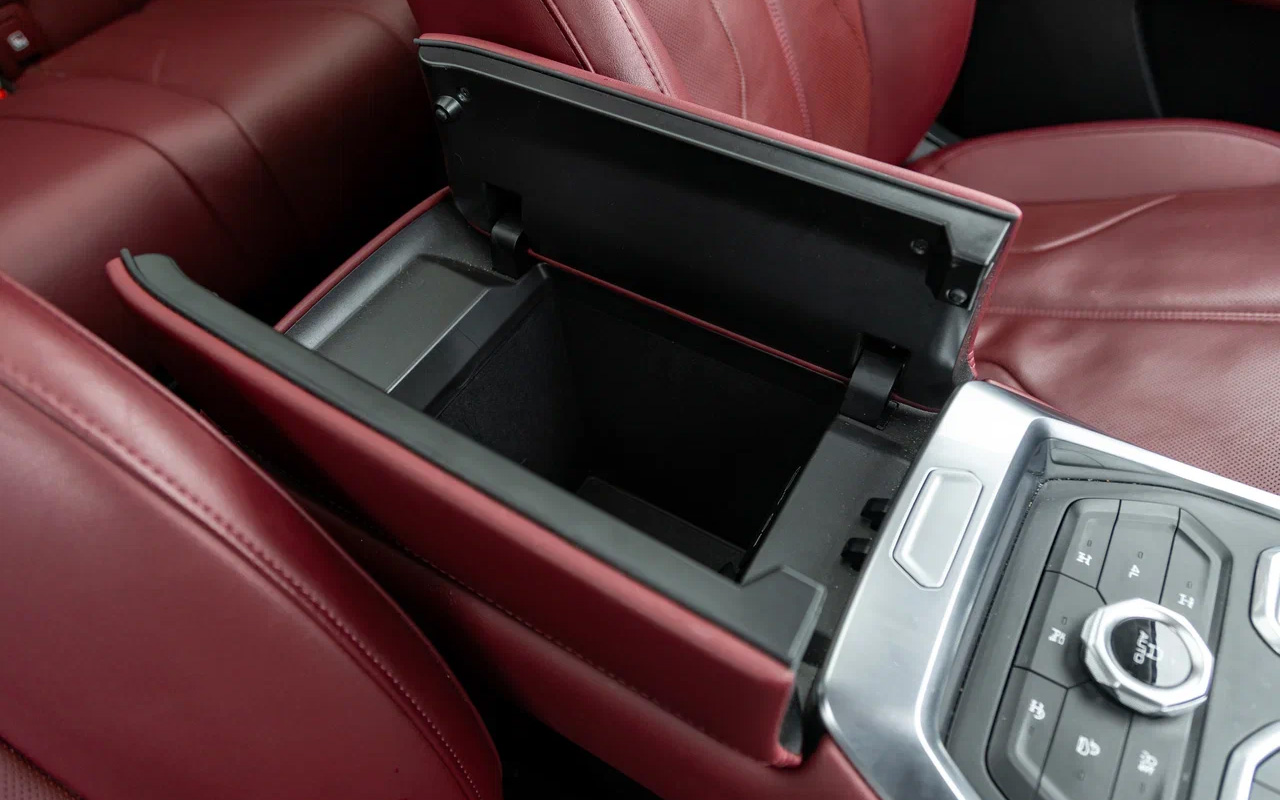 Внутри центрального&nbsp;бокса&nbsp;есть 12-вольтовая розетка и USB-разъемы, в том числе Type-C. Сюда же можно вставить флешку с музыкой