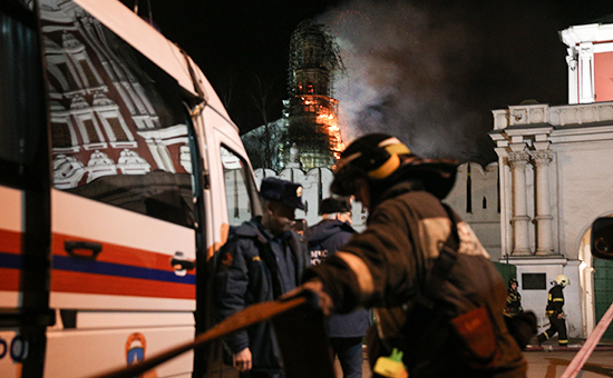 Пожарные на территории Новодевичьего монастыря в Москве