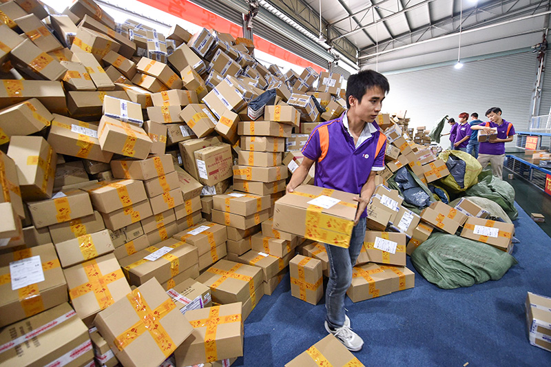 Работа сортировочного центра в Гуанчжоу во Всемирный день шопинга