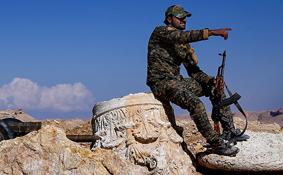<p>Военнослужащие у фрагмента античной колонны на&nbsp;позиции сирийской армии под&nbsp;городом Пальмира, октябрь 2015 года</p>
