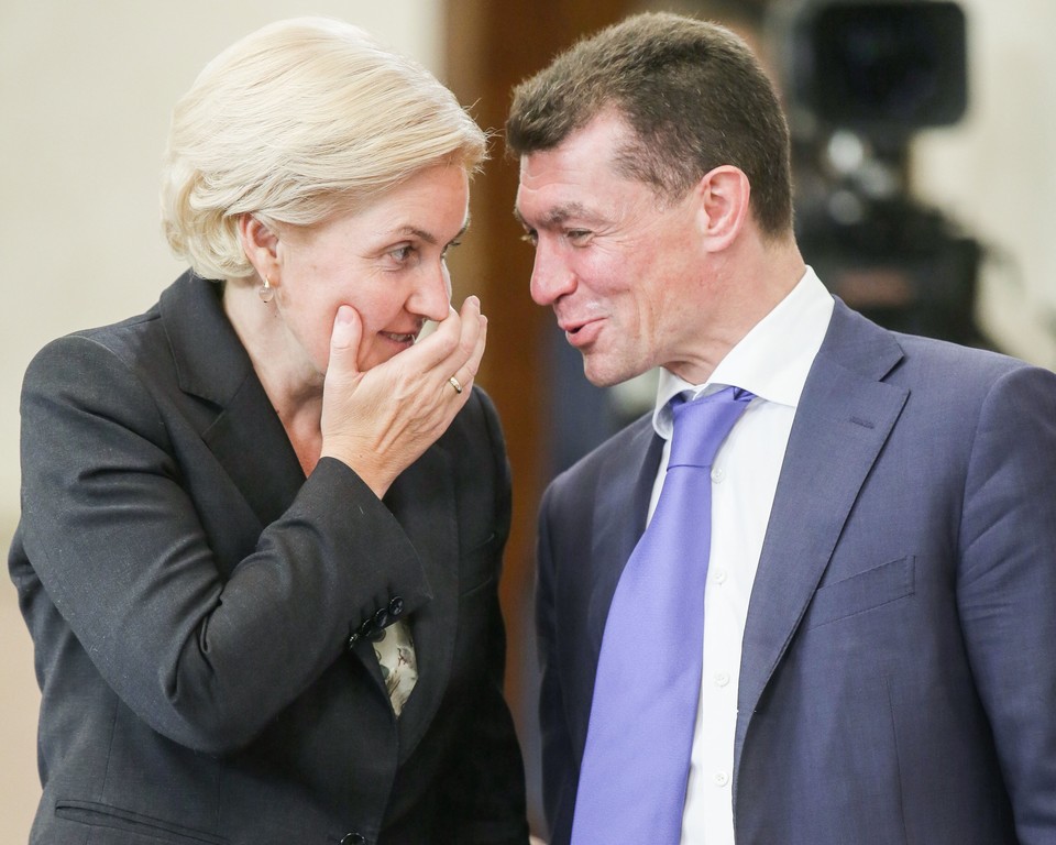 Вице-премьер РФ Ольга Голодец (слева) и министр труда и социальной защиты РФ Максим Топилин