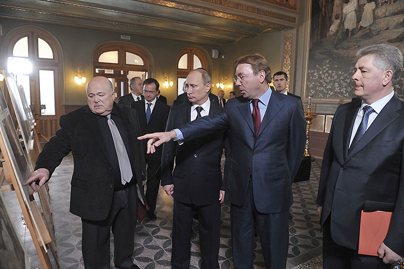 2 мая 2013 года.Встреча с представителями Союза театральных деятелей по случаю реконструкции Дома ветеранов сцены имени М.Г. Савиной. Присутствовали и участвовали в разговоре: заслуженный артист РСФСР Игорь Наволошников, председатель Союза театральных деятелей Александр Калягин. 