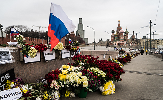 Цветы на&nbsp;месте убийства ​Бориса Немцова. Март 2015 года


