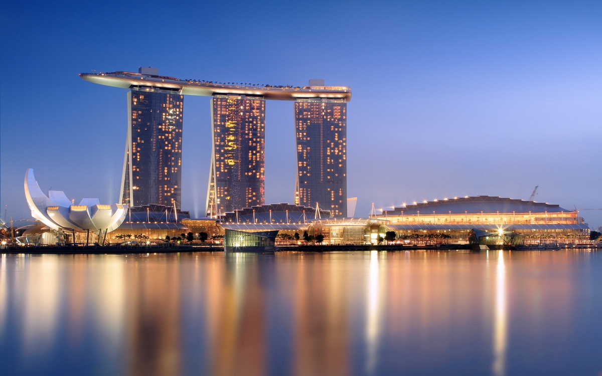 4. Marina Bay Sands


	Сингапур
	Стоимость строительства: $5,5 млрд




Отель Marina Bay Sands можно назвать визитной карточкой Сингапура: комплекс из трех башен, накрытых огромным бассейном, появляется на большинстве панорамных фотографий города-государства. В гостинице площадью 120 тыс. кв. м находится 2,5 тыс. номеров &mdash; но это далеко не главное. Marina Bay Sands привлекает туристов самым длинным высотным бассейном в мире: при протяженности 146 м он вмещает 1,5 тыс. куб. м воды, при этом купальщикам открывается панорамный вид на весь Сингапур.
