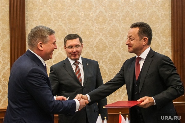 Алексей Бобров (слева) и Александр Чуваев (справа) подписали соглашение о создании совместного предприятия
