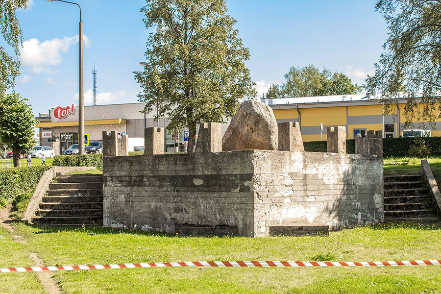 В августе 2016 года латвийская организация &laquo;Ястребы Даугавы&raquo; (была учреждена в лагере для военнопленных в Бельгии (Цедельхайм) в 1945 году бывшими латвийскими легионерами СС) добилась сноса памятника советским морякам в городе Лимбажи. Представитель организации объяснял снос тем, что моряки, которым установлен памятник, погибли в боях с местными националистами, а советские военнослужащие &laquo;занимались мародерством&raquo;. Официально органы местного самоуправления сослались на то, что памятник находился в аварийном состоянии. Представители МИД Латвии заявили, что местные власти действовали в интересах безопасности населения.
