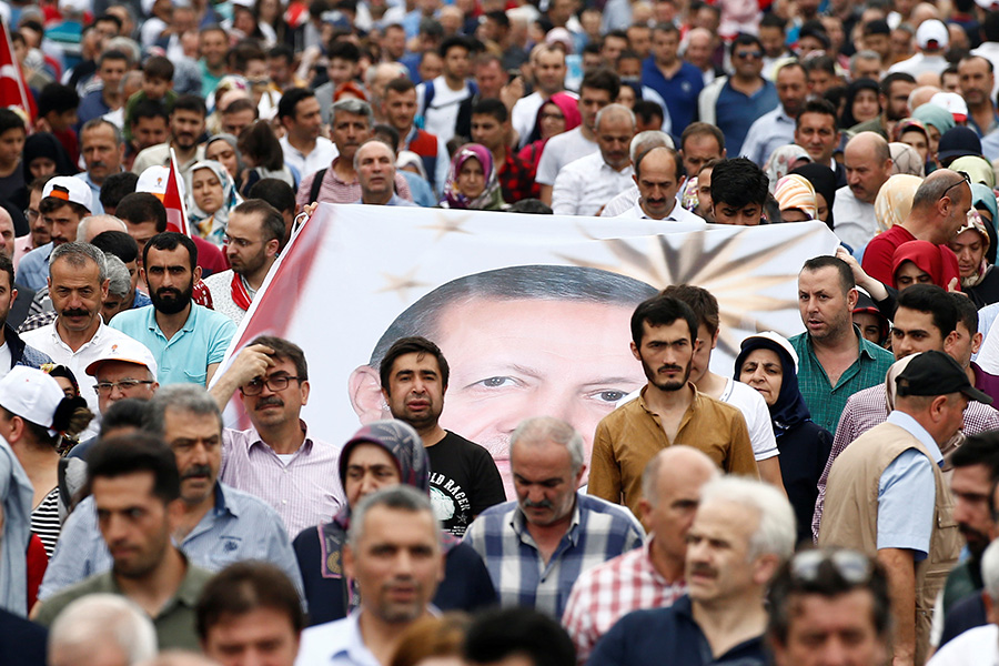 Сторонники Эрдогана во время акции в Стамбуле. 17 июня 2018 года