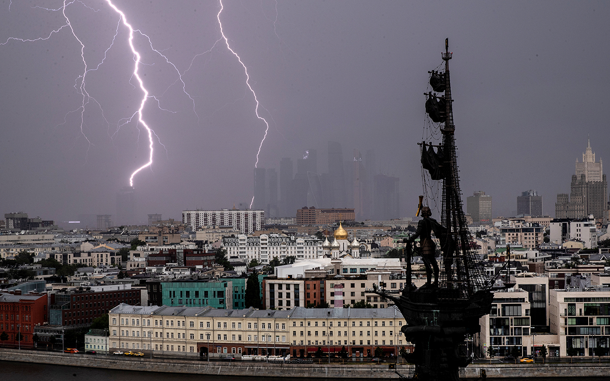 Синоптики предупредили о ливнях и грозах в Московском регионе