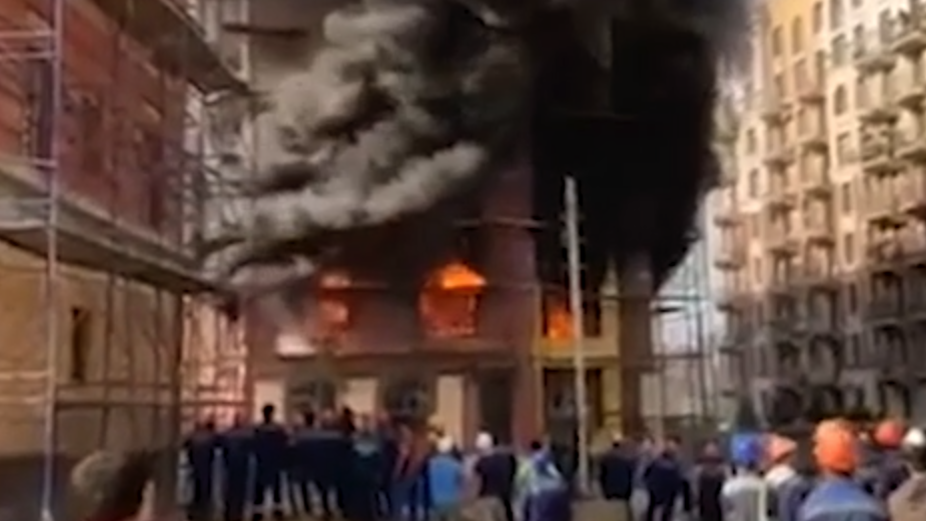 Пожар охватил строящийся дом в ЖК «Видный город» в Подмосковье. Видео