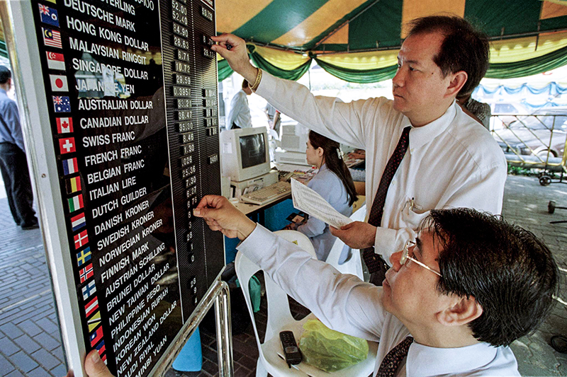 Таиланд

Когда ввели: май 1997 года

При каких обстоятельствах: Во время азиатского финансового кризиса 1997 года тайский бат, как и другие валюты региона, оказался под спекулятивным давлением. В мае 2007 года власти Таиланда ограничили движение капитала с целью стабилизировать курс национальной валюты и сдержать отток капитала. Используемые меры включали ограничение операций на форвардном рынке, требование обязательной продажи экспортной валютной выручки и требование конвертировать поступления в батах от продажи акций по фиксированному курсу. Эти ограничения в основном затронули нерезидентов.

Когда отменили: январь 1998 года.

Эффективность: Ограничения на движение капитала не помогли властям Таиланда остановить девальвацию бата, который упал на 50% за полгода после введения мер, и падение валютных резервов Центробанка (минус 20% за полгода).