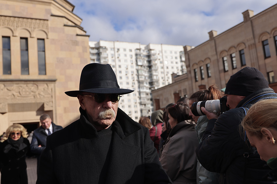 Гражданскую панихиду посетил и музыкант Александр Розенбаум.