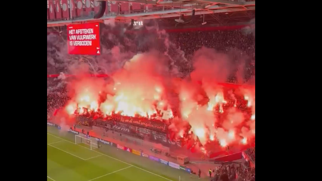 Матч «Аякса» прервали из-за фаер-шоу в память о погибшем фанате