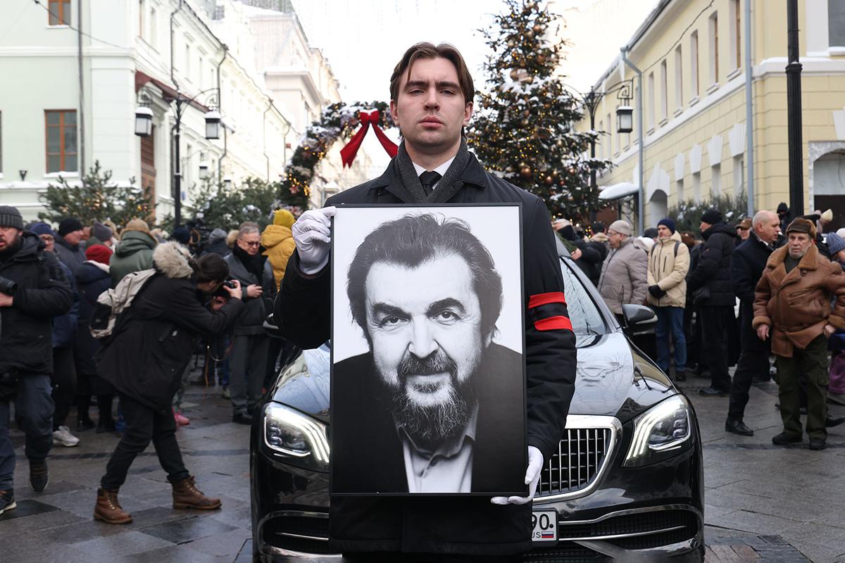 Церемония прощания с ректором Школы-студии МХАТ Игорем Золотовицким в Москве