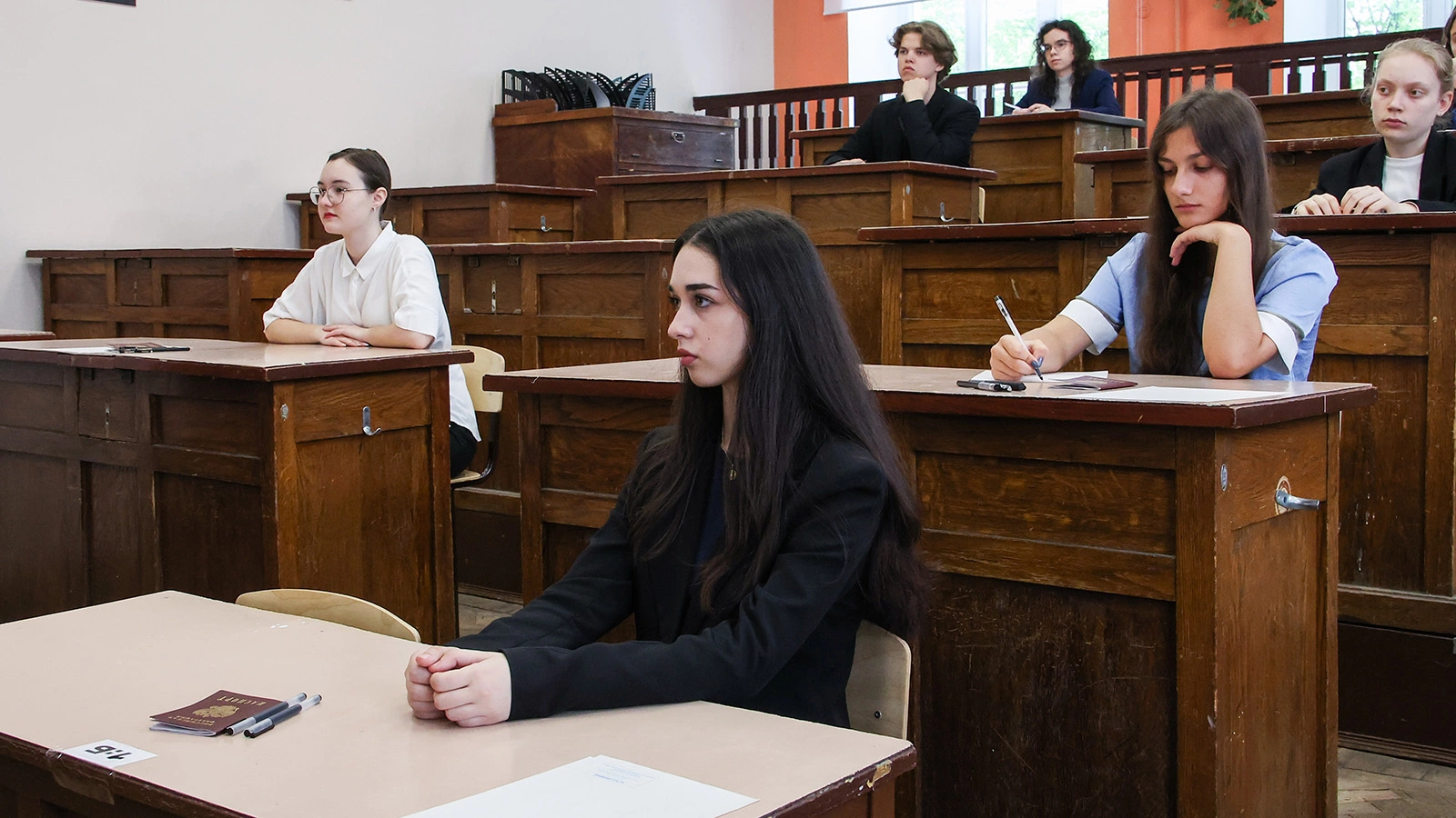 Школьники перед началом проведения единого государственного экзамена по русскому языку в гимназии № 157