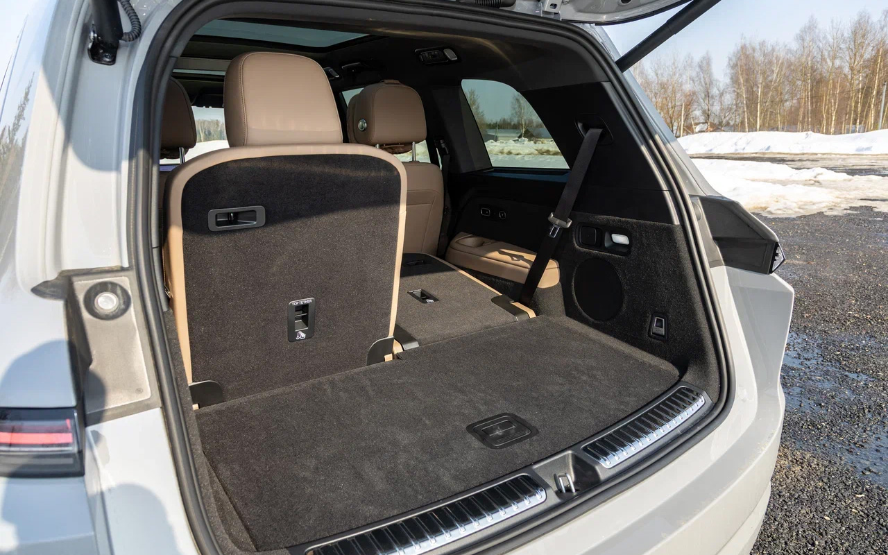 Раздельные сиденья третьего ряда опускаются и поднимаются сервоприводами. На стенке багажника предусмотрены кнопки