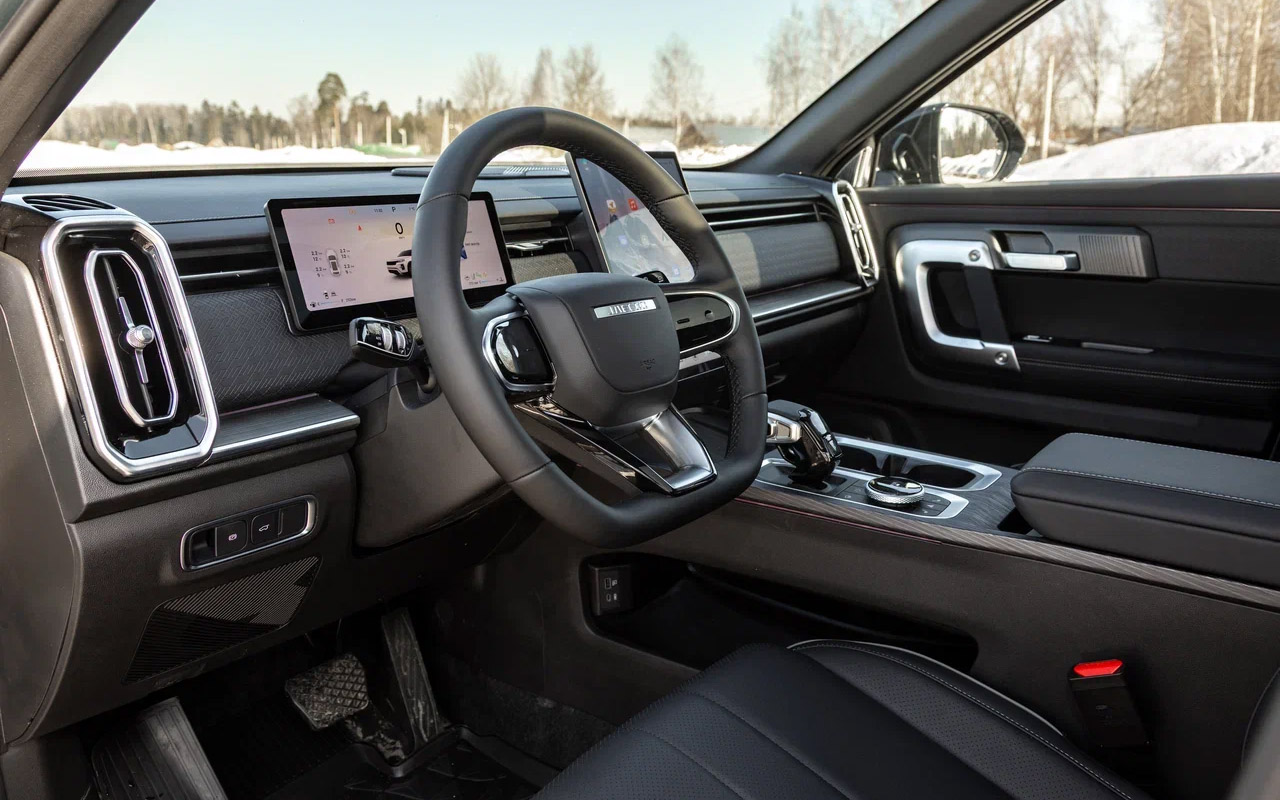 Интерьер Jaecoo J7 выдержан в таком&nbsp;же брутальном стиле, как и его внешность. Качество материалов&nbsp;&mdash; на высоком уровне