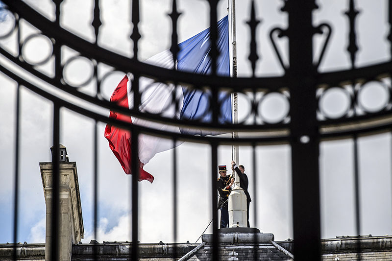 Флаг Франции приспущен на&nbsp;территории Елисейского дворца
