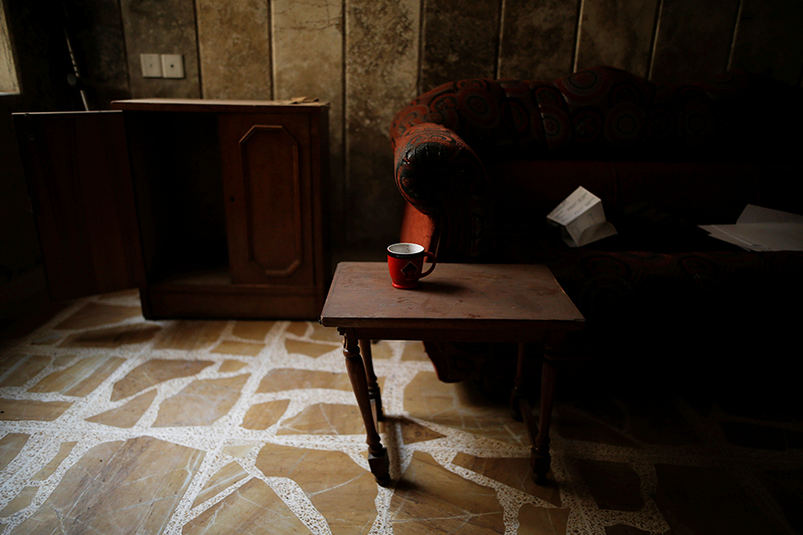 Кофейная кружка на&nbsp;столе в&nbsp;доме, который&nbsp;использовался террористами как&nbsp;тюрьма
