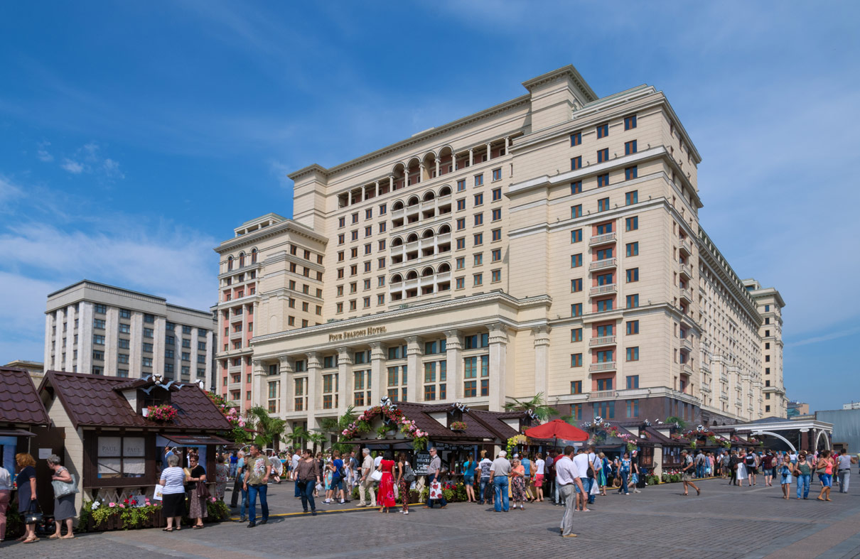 Four Seasons Hotel Moscow расположен по адресу ул. Охотный Ряд, 2, в здании гостиницы &laquo;Москва&raquo;, открытой в 1935 году. Оригинальный проект 15-этажной гостиницы архитектора Алексея Щусева был воссоздан дизайн-бюро Richmond International, девелопер &mdash; &laquo;Декмос&raquo;. К продаже предлагаются апартаменты различных площадей как с полной отделкой, так и под отделку
