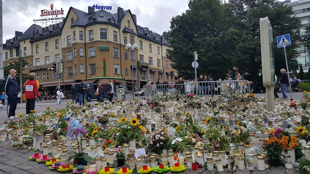 Цветы и свечи на Торговой площади Турку после теракта