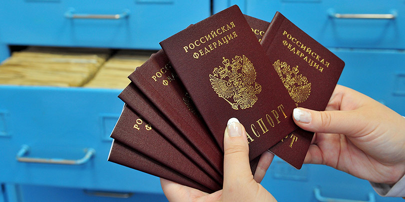 Переселенцам из стран со «сменой режима» упростят выдачу паспорта России