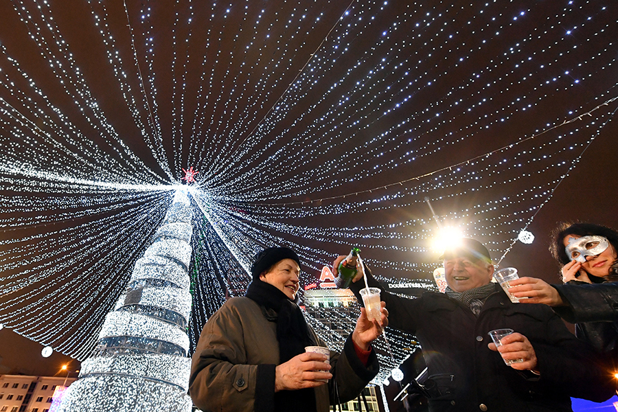 Жители Минска во время встречи Нового года на проспекте Победителей
