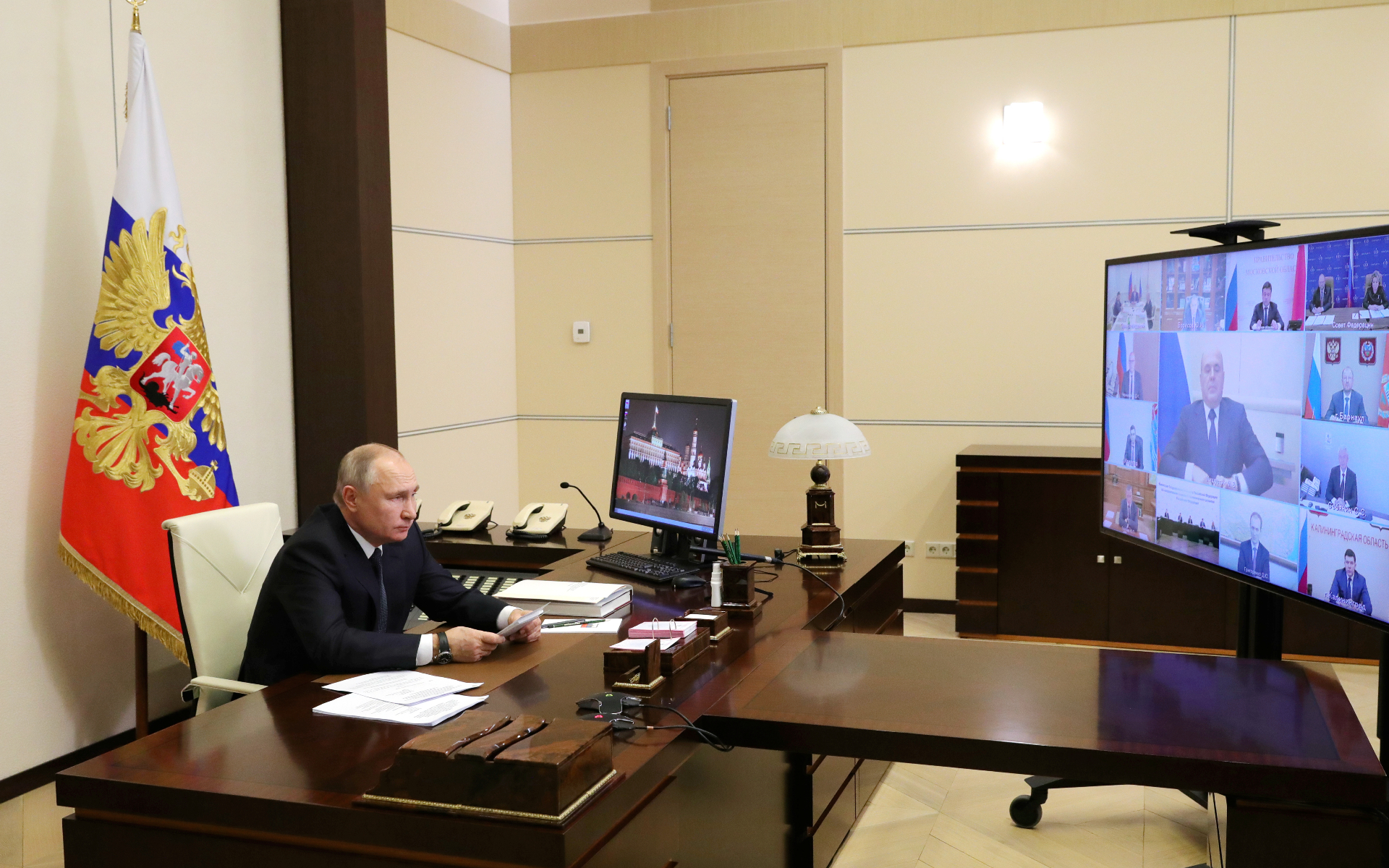 Президент России Владимир Путин во время совместного заседания Госсовета и Совета по стратегическому развитию и национальным проектам&nbsp;в режиме видеоконференции в Ново-Огарево