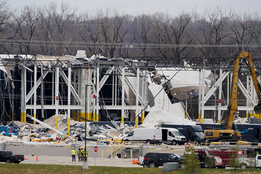 Во время шторма разрушился склад компании Amazon в Иллинойсе. Рухнула крыша и часть стен, в результате погибли не менее трех человек