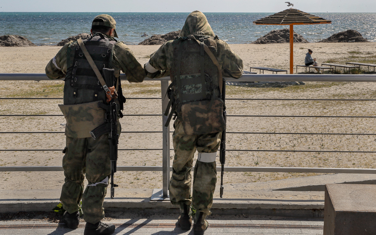 Российские военнослужащие на набережной Скадовска, Херсонская область