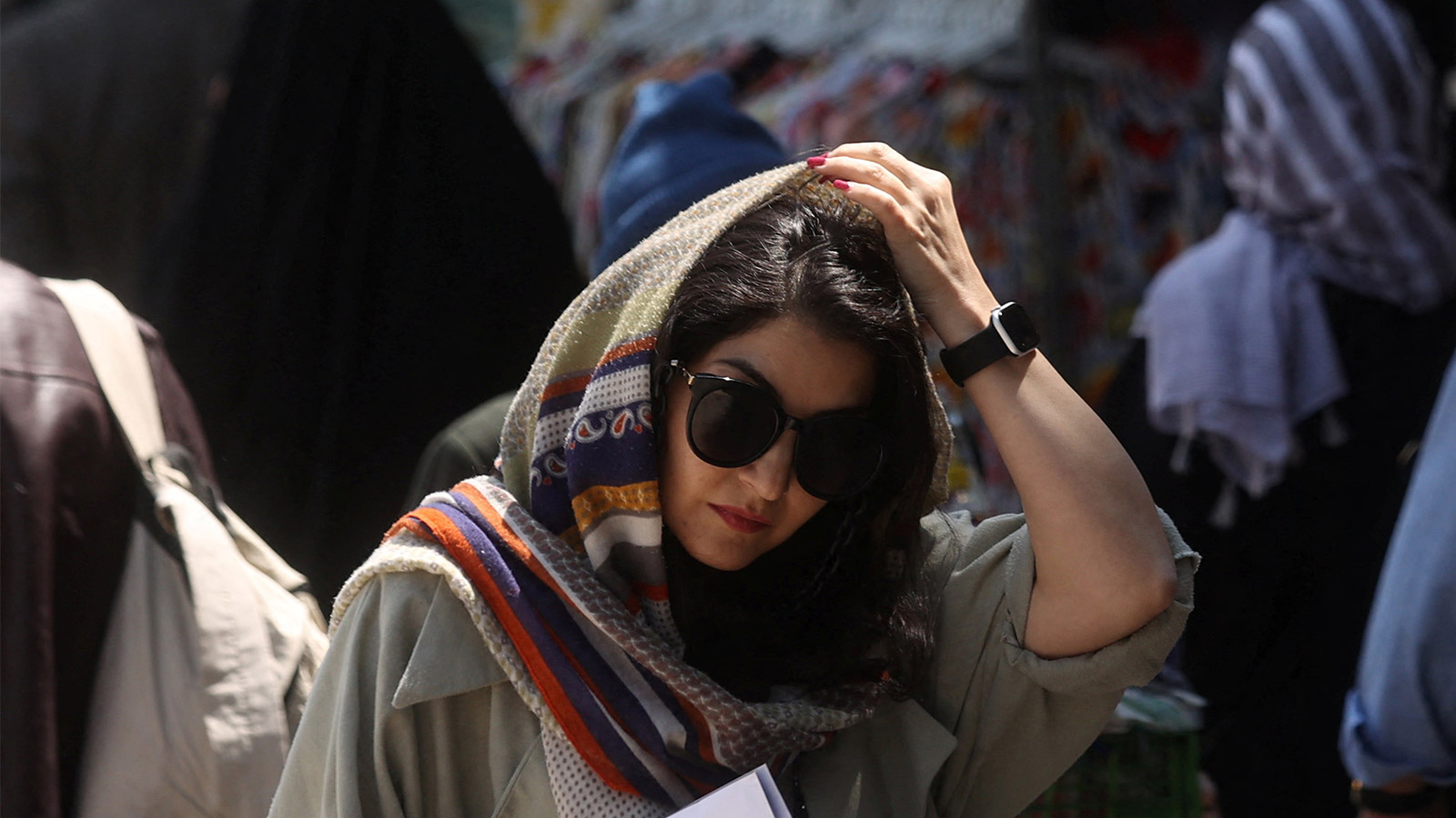 Иранская женщина идет по улице во время введения новой системы наблюдения за ношением хиджаба в Тегеране