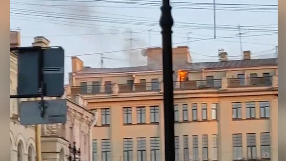 На Невском проспекте загорелось здание с кинотеатром «Художественный»