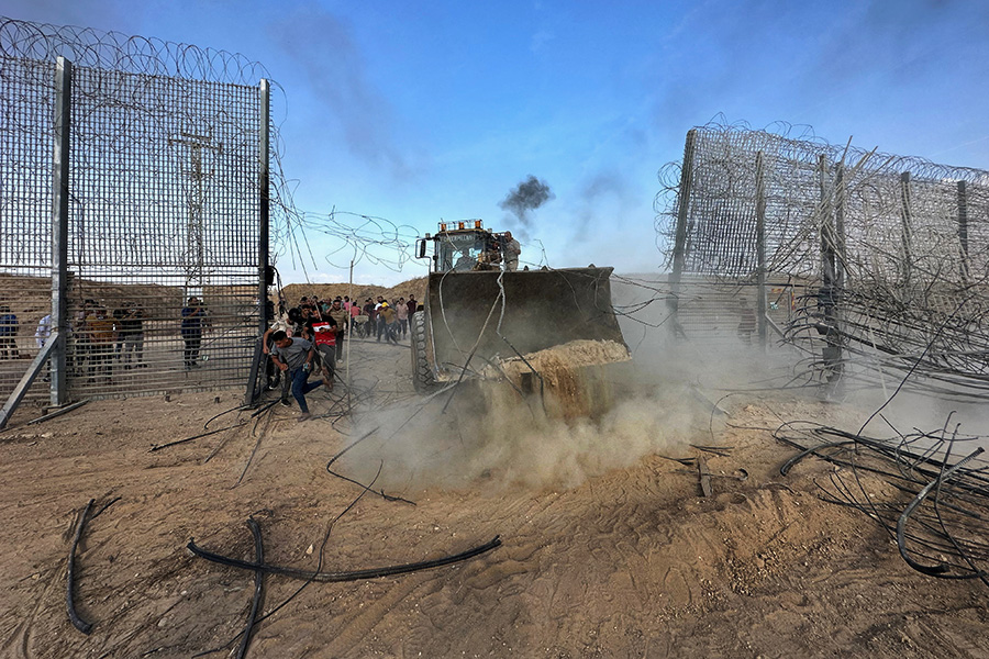 Палестинцы прорвали забор на границе Израиля и сектора Газа после того, как силы ХАМАС проникли на израильскую территорию.