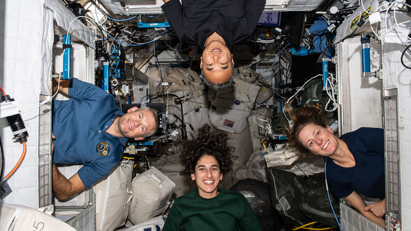 <p>На фото: четыре члена экипажа экспедиции МКС-70. По часовой стрелке снизу: астронавты Жасмин Могбели, Андреас Могенсен, Сатоси Фурукава и Лорал О&rsquo;Хара</p>