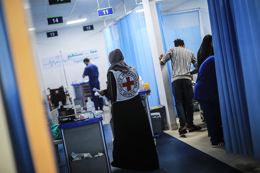Член МККК помогает палестинским врачам в европейском госпитале в Хан-Юнисе. Делегация проводит операции раненым детям, которые были переведены из больниц на севере сектора Газа на юг