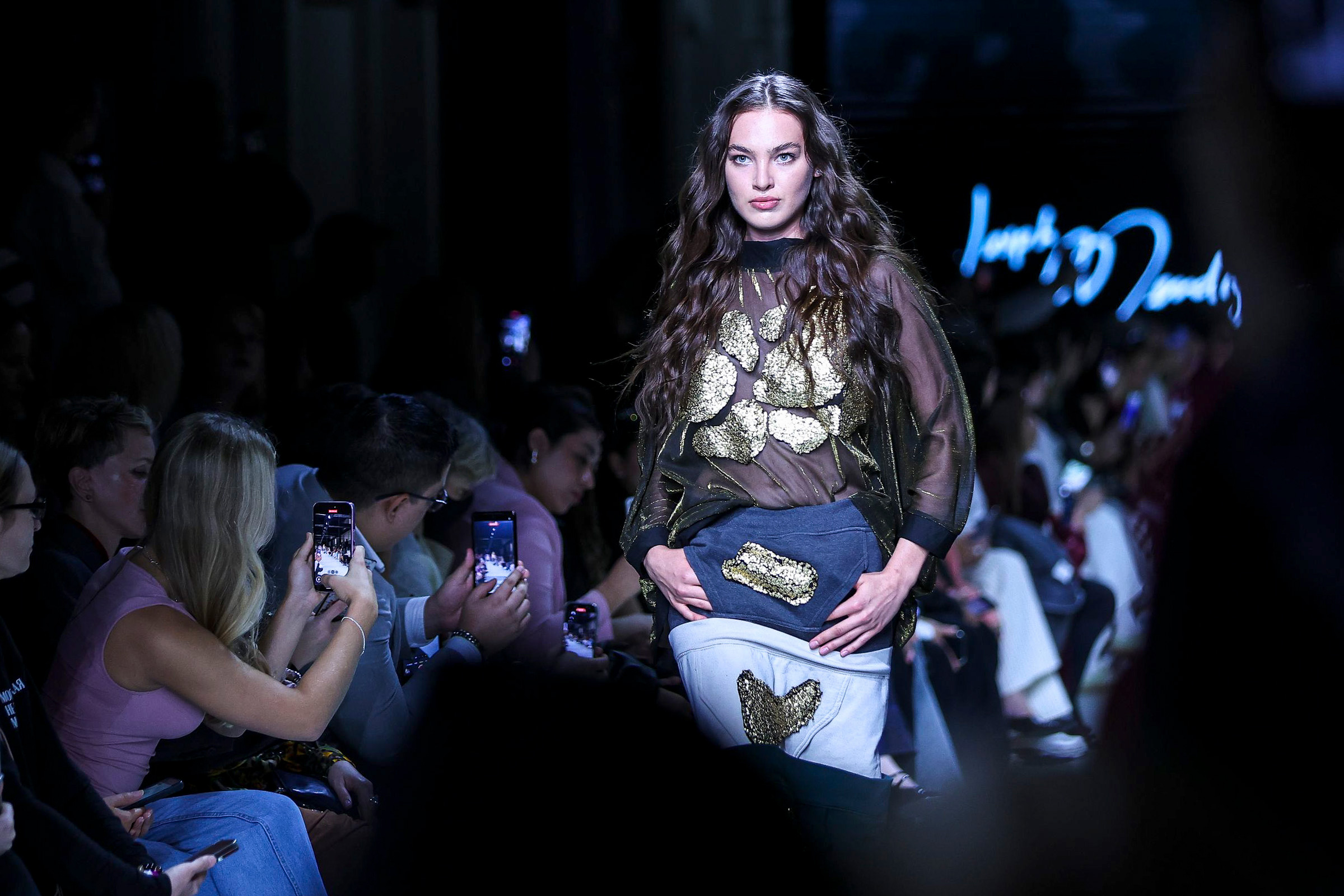 Первые показы состоялись на парящем мосту, Китайгородской стене и в арт-пространстве &laquo;Паркинг Галерея&raquo; в &laquo;Зарядье&raquo;.

Среди других площадок заявлены парк &laquo;Березовая Роща&raquo;, Государственный музей изобразительных искусств имени А.С. Пушкина, ВДНХ и Болотная площадь.