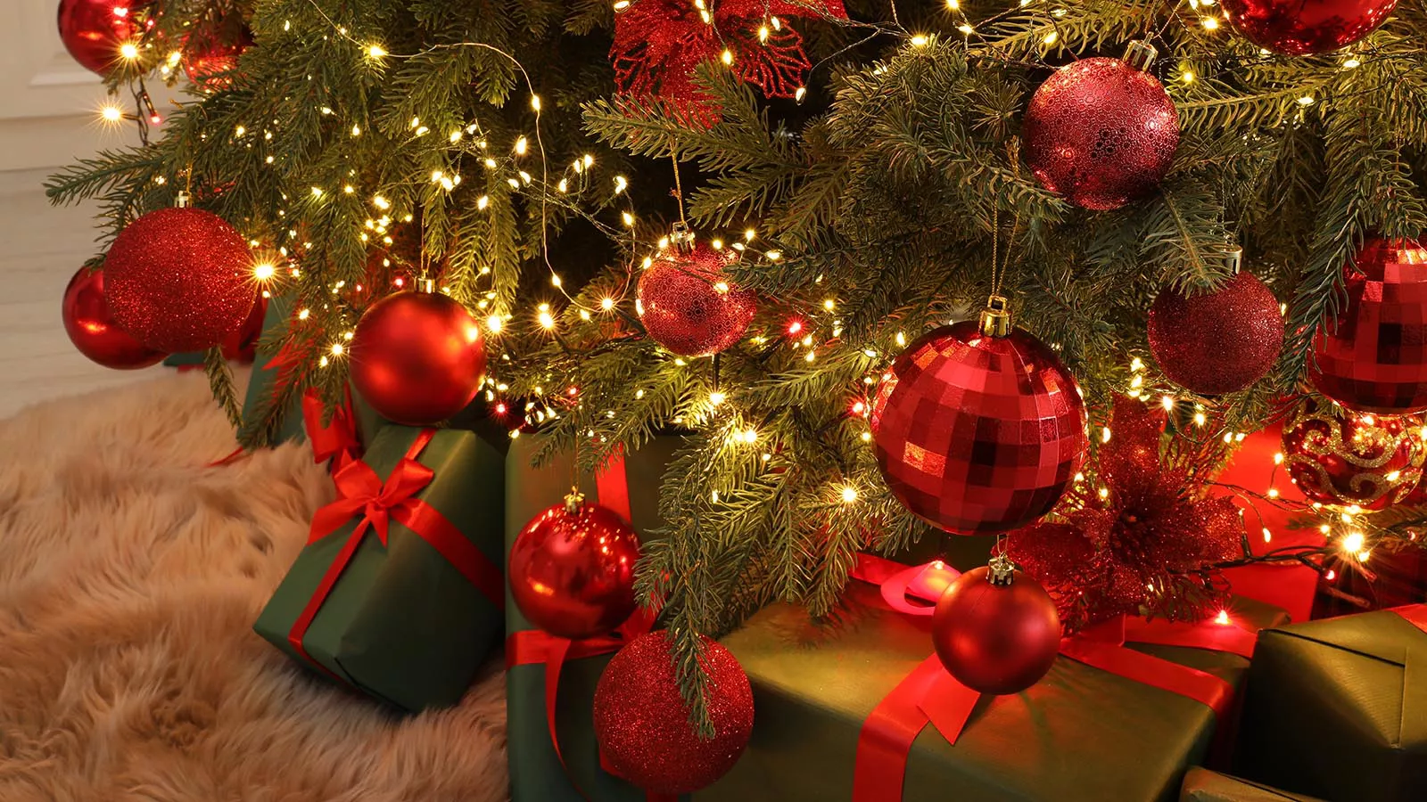 Яркие гирлянды и сверкающая мишура — могут стать для некоторых людей причиной обострения аллергии и проблем с дыханием