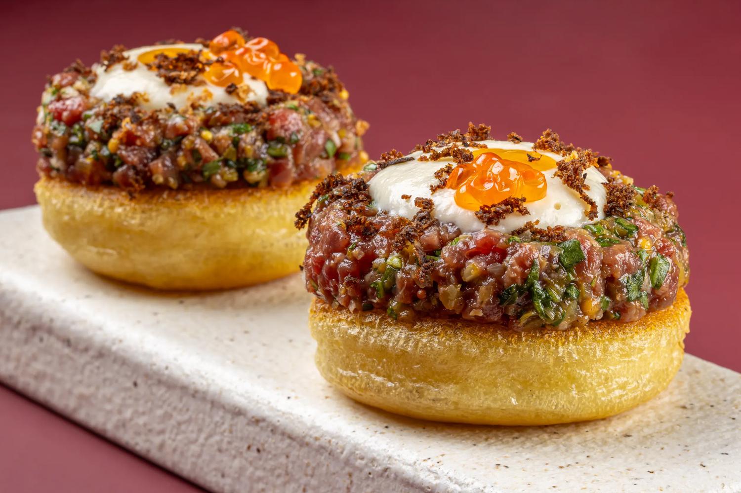 Тартар из говядины на оладьях в ресторане «Баффет»