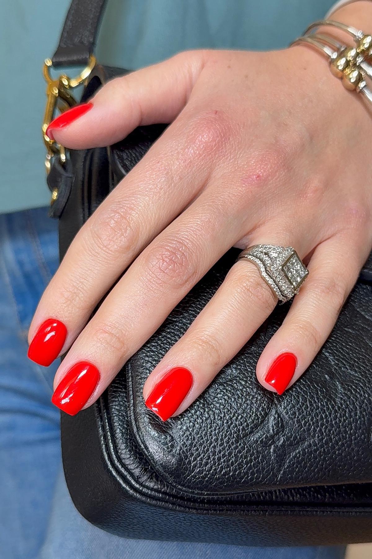 На коротких ногтях красный маникюр выглядит эффектно при выборе простых дизайнов
