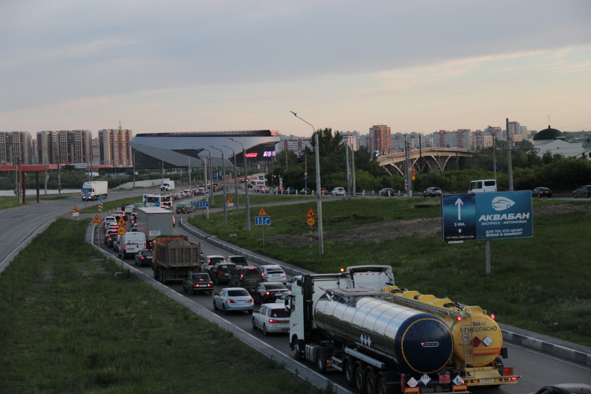 В мэрии Омска признали, что мост у Телецентра ремонтируют 11 человек